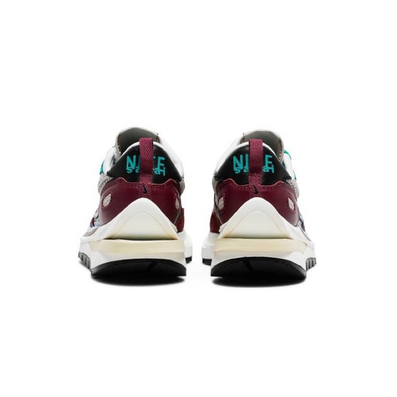 Nike Vaporwaffle Sacai Villain Red Neptune Green - Picture 6 of 7